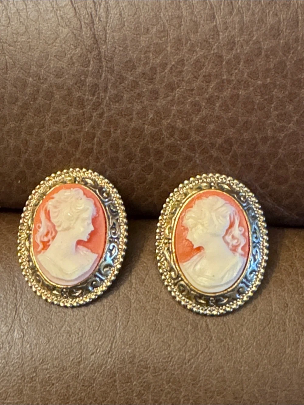 NWT 1928 VTG style cameo earrings set in a gold tone filigree frame w/GF posts